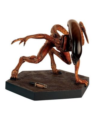 Alien and Predator Mega Runner Xenomorph Statue Special with Collector Magazine 