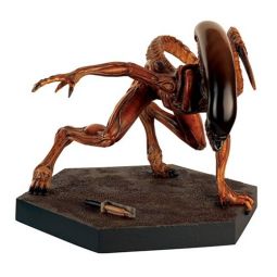 Alien and Predator Mega Runner Xenomorph Statue Special with Collector Magazine 